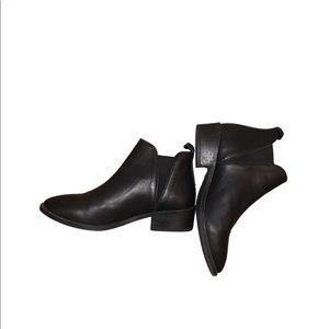 Pointed black leather Steve Madden boots